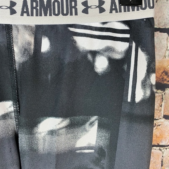 Under Armour Black & White Capri Leggings - Picture 4 of 5